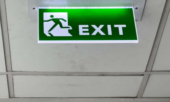 Jak powinny być znakowane drogi ewakuacyjne?
