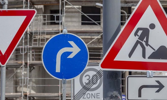 Od czego zależy rozmiar znaku drogowego?